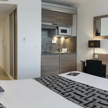 Adagio Access Massy Палезо