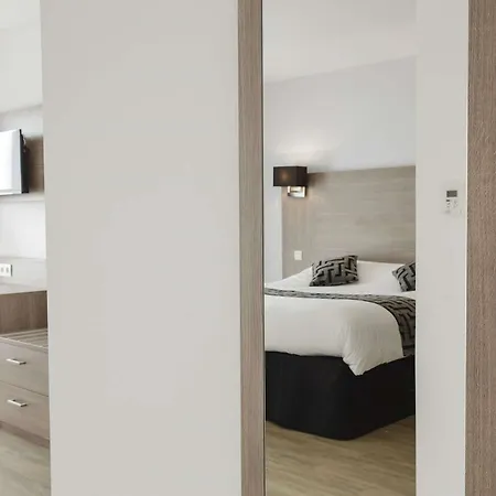 Adagio Access Massy Палезо