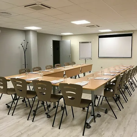 Adagio Access Massy Палезо